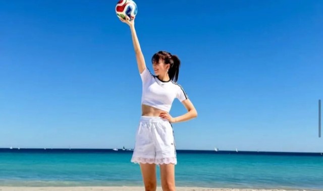 【每日足球女神30】这可能是有史以来踢球最好的日本演员|真岛优|花式|球技|训练|足球小将_新浪体育_新浪新闻