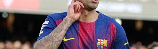 乐鱼体育入口-巴萨飞翼神作：奔袭50米破门+造2点球！5万人鼓掌 梦回巅峰|巴塞罗那|坎塞洛|塞维利亚|朱尔斯-孔德|曼城_新浪体育_新浪新闻